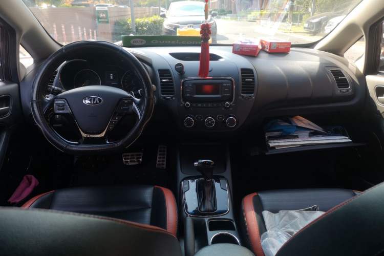 Used Kia K3 2016 1.4T Automatic GLS Center Console
