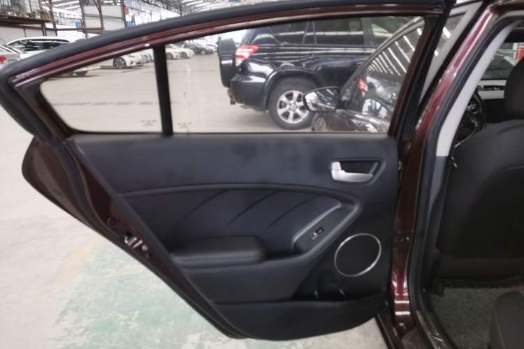 Used Kia K3 2016 1.6L Automatic GLS Interior 8