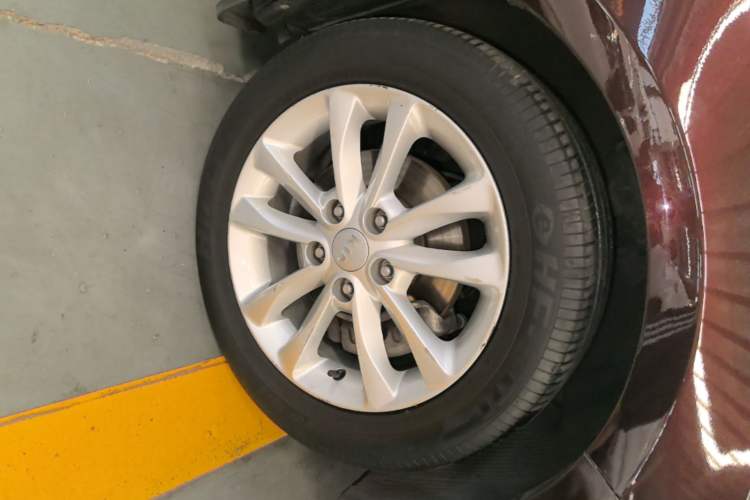 Used Kia K3 2016 1.6L Automatic GLS Left Front Wheel Hub