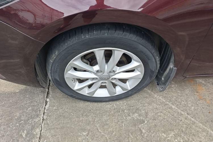 Used Kia K3 2016 1.6L Automatic GLS Left Front Wheel Hub