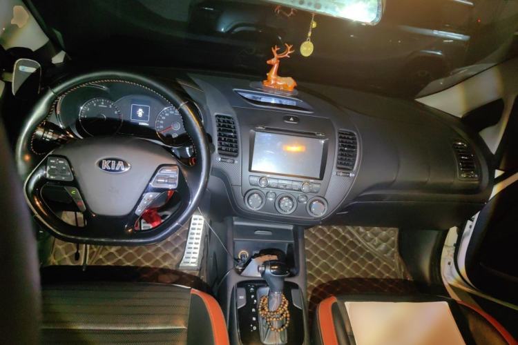 Used Kia K3 2016 1.4T Automatic GLS Center Console