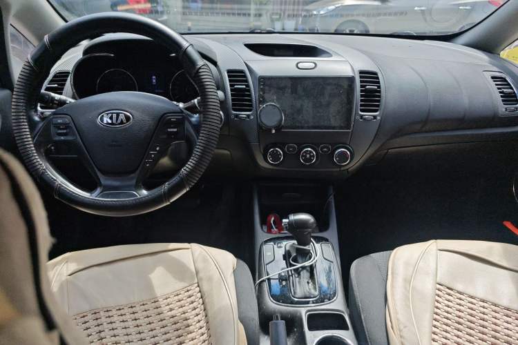 Used Kia K3 2016 1.6L Automatic GLS Center Console
