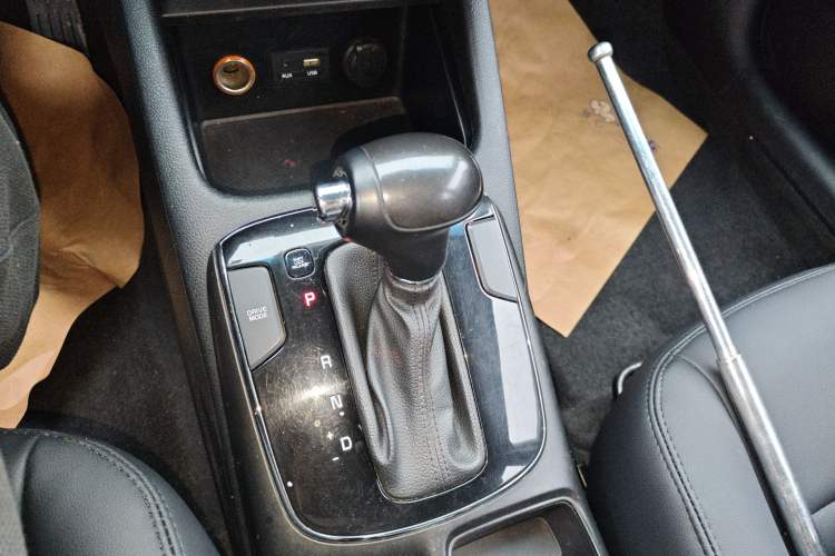 Used Kia K3 2016 1.6L Automatic GLS Gear Lever
