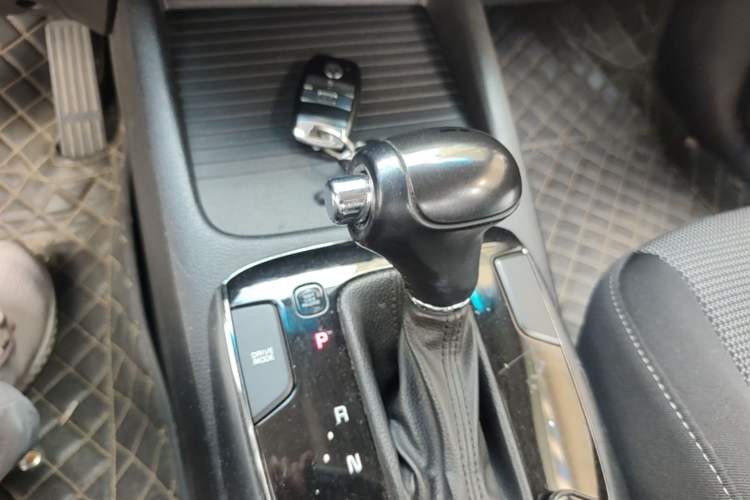 Used Kia K3 2016 1.6L Automatic GLS Gear Lever
