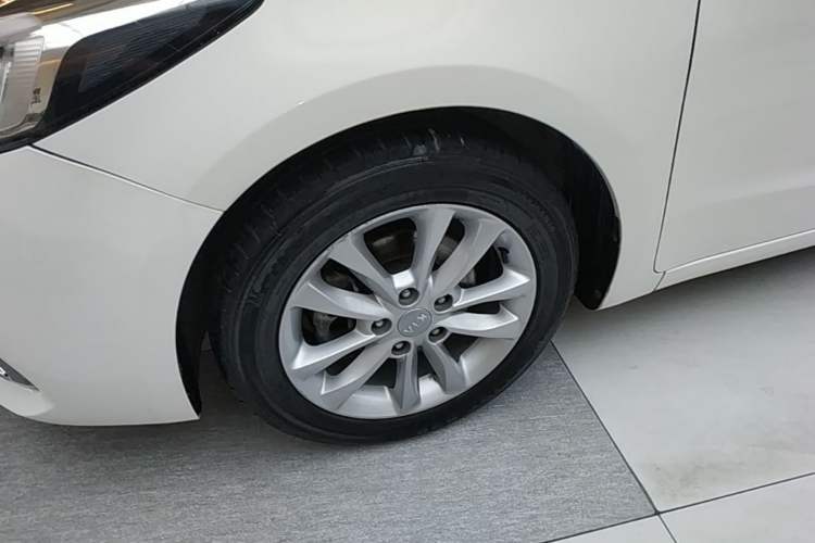 Used Kia K3 2016 1.6L Automatic GLS Left Front Wheel Hub