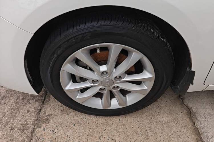 Used Kia K3 2016 1.6L Automatic DLX Left Front Wheel Hub