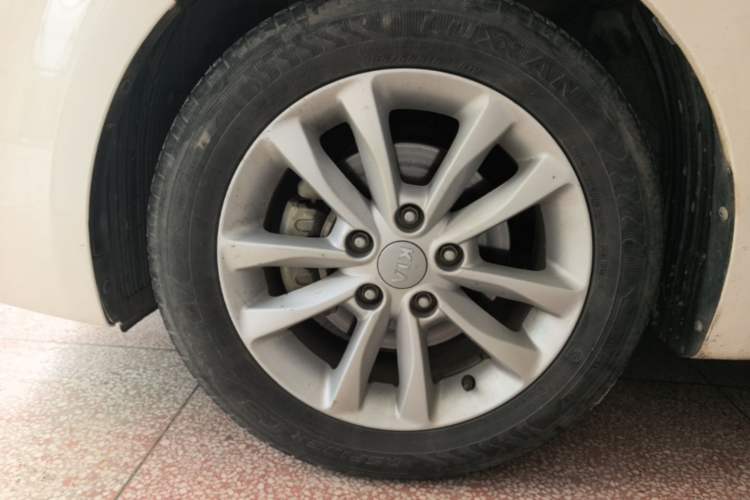 Used Kia K3 2016 1.6L Automatic GLS Left Front Wheel Hub