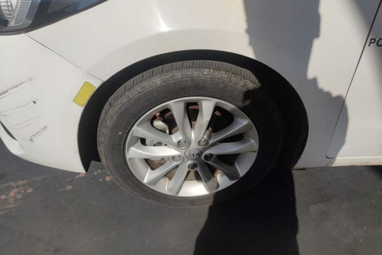 Used Kia K3 2016 1.6L Automatic GLS Left Front Wheel Hub