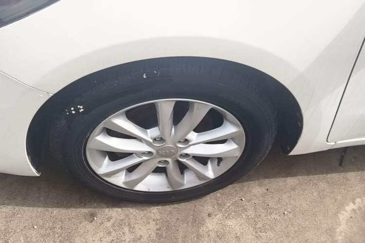 Used Kia K3 2016 1.6L Automatic GLS Left Front Wheel Hub