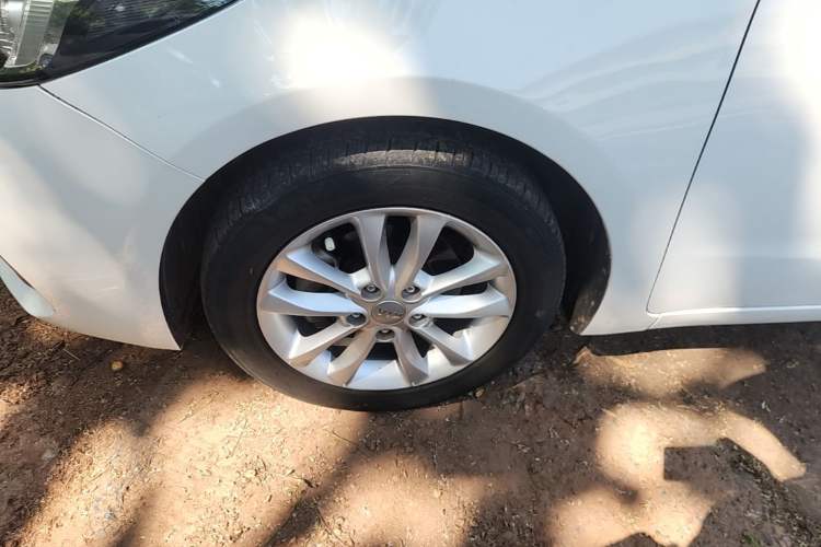 Used Kia K3 2016 1.6L Automatic GLS Left Front Wheel Hub