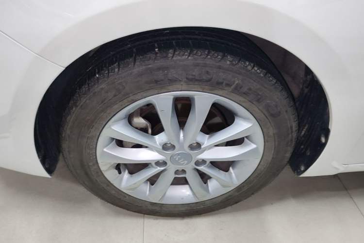 Used Kia K3 2016 1.6L Automatic with Sunroof Left Front Wheel Hub
