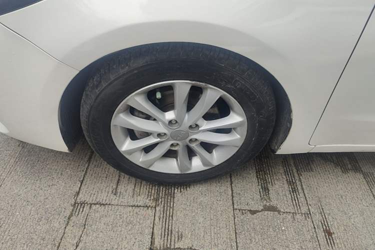 Used Kia K3 2016 1.6L Automatic GLS Left Front Wheel Hub