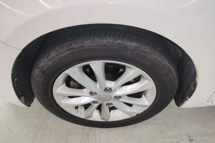 Used Kia K3 2016 1.6L Automatic GLS Left Front Wheel Hub