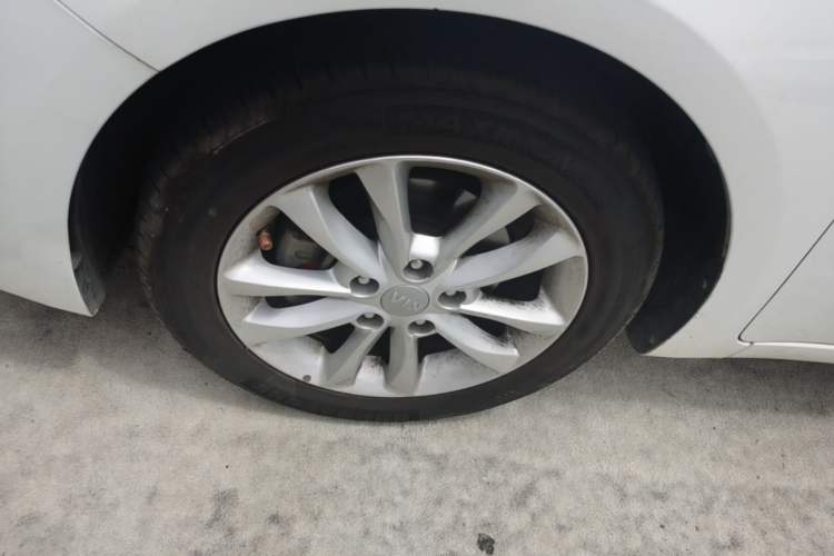 Used Kia K3 2016 1.6L Automatic GLS Left Front Wheel Hub