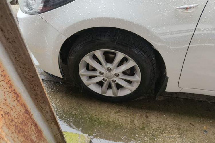 Used Kia K3 2016 1.6L Automatic GLS Left Front Wheel Hub