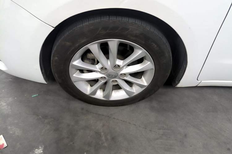 Used Kia K3 2016 1.6L Automatic GLS Left Front Wheel Hub