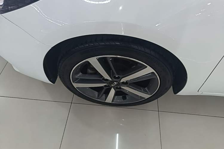 Used Kia K3 2016 1.6L Automatic GLS Left Front Wheel Hub