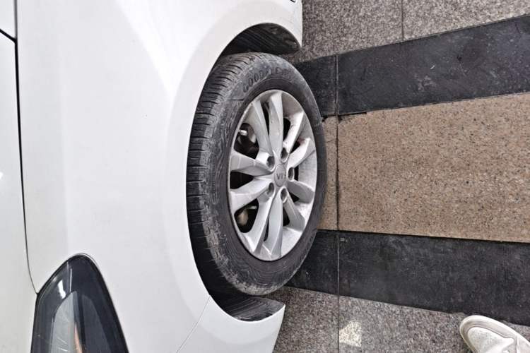 Used Kia K3 2016 1.6L Automatic GLS Left Front Wheel Hub