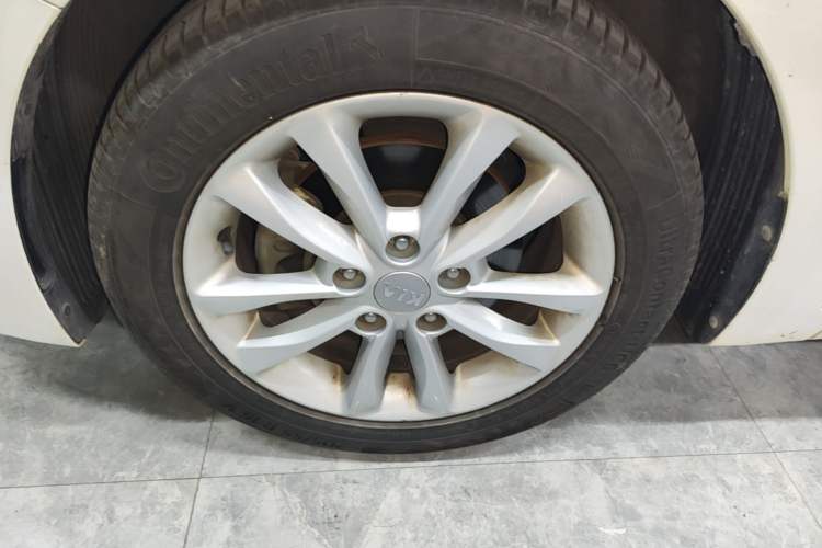 Used Kia K3 2016 1.6L Automatic GLS Left Front Wheel Hub
