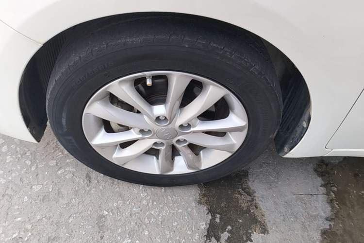 Used Kia K3 2016 1.6L Automatic with Sunroof Left Front Wheel Hub