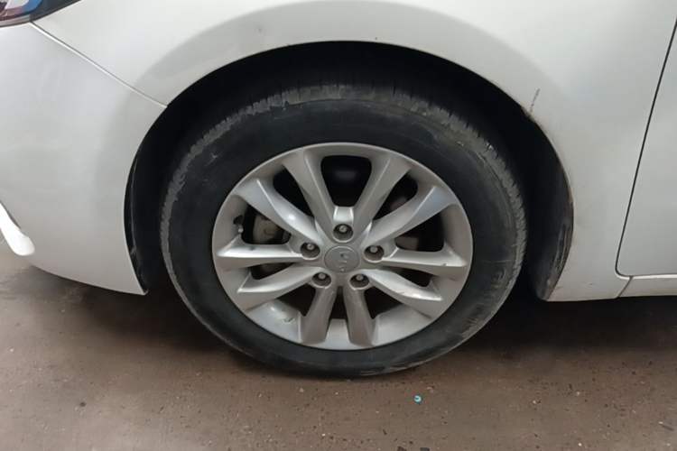 Used Kia K3 2016 1.6L Automatic with Sunroof Left Front Wheel Hub