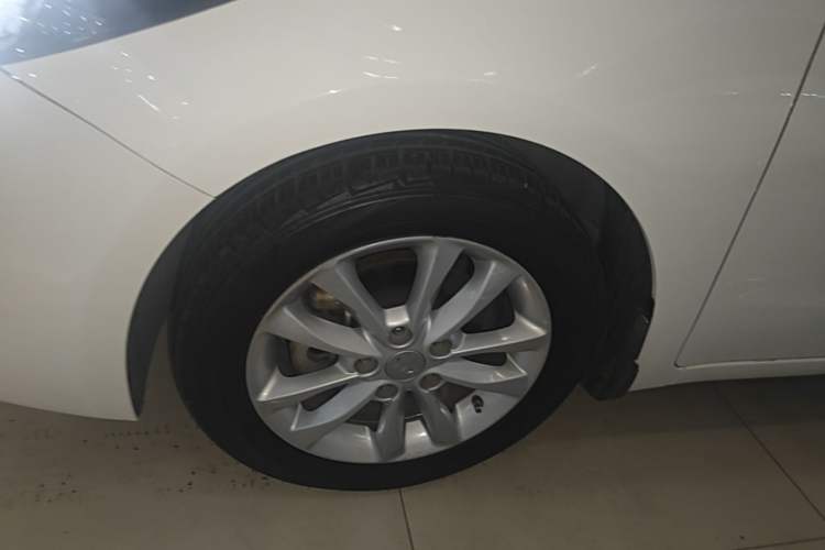 Used Kia K3 2016 1.6L Automatic GLS Left Front Wheel Hub