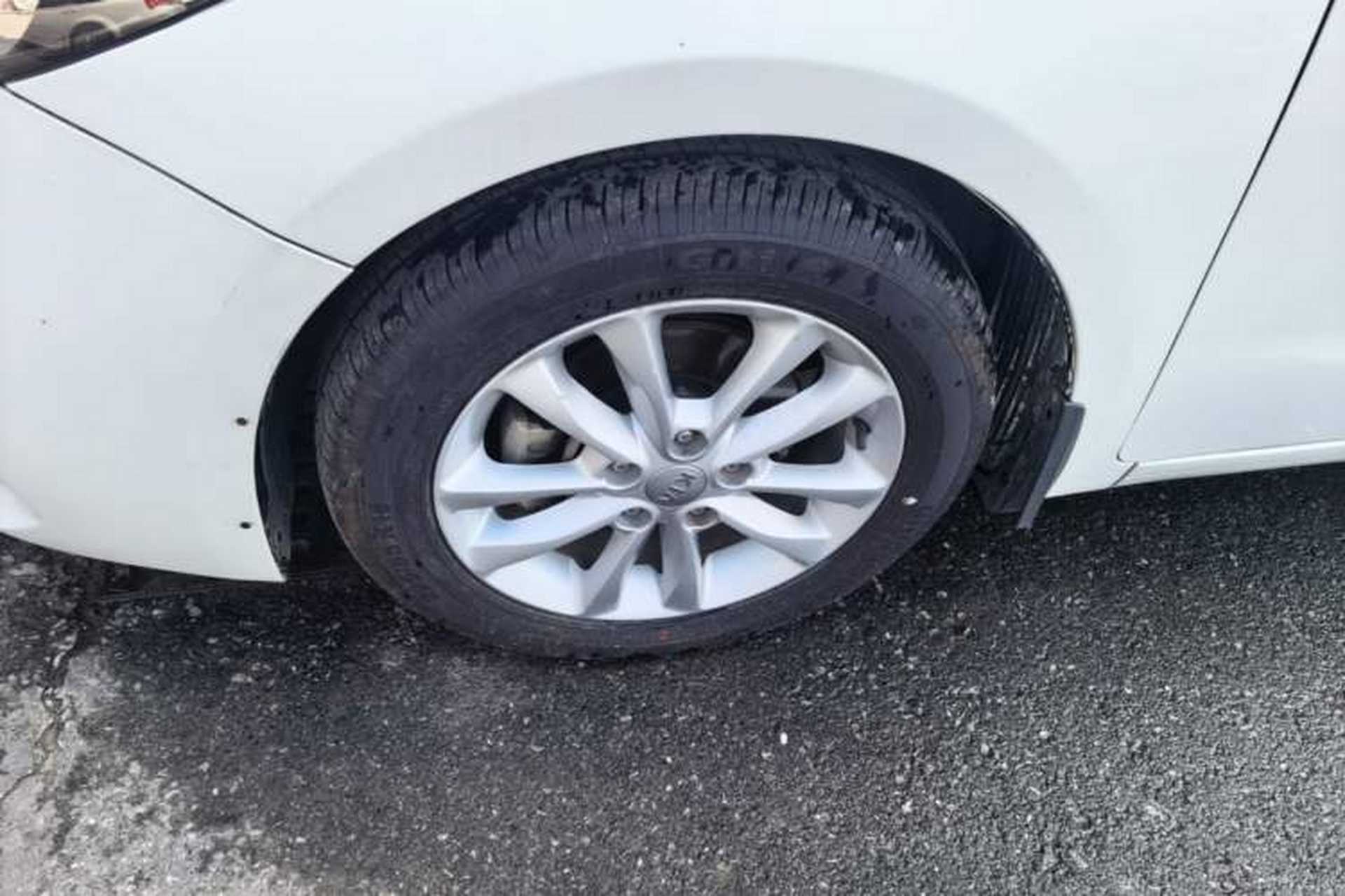 Used Kia K3 2016 1.6L Automatic GLS Left Front Wheel Hub