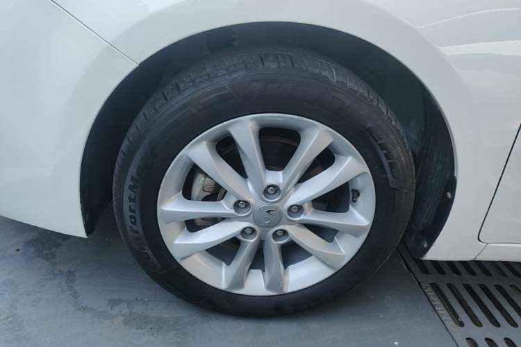 Used Kia K3 2016 1.6L Automatic GLS Left Front Wheel Hub