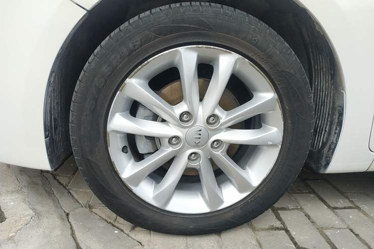 Used Kia K3 2016 1.6L Automatic GLS Left Front Wheel Hub