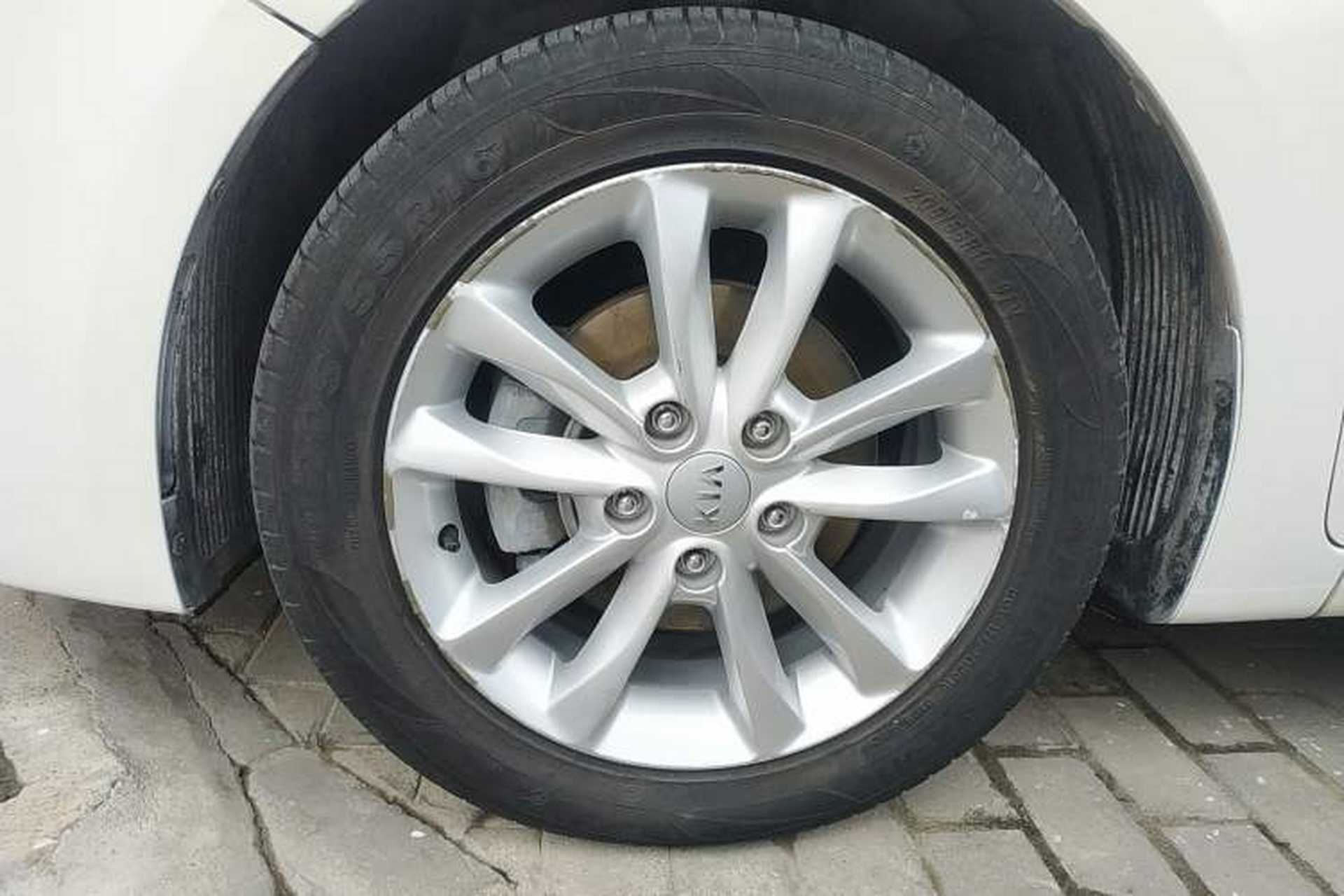 Used Kia K3 2016 1.6L Automatic GLS Left Front Wheel Hub