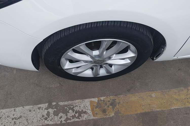 Used Kia K3 2016 1.6L Automatic GLS Left Front Wheel Hub