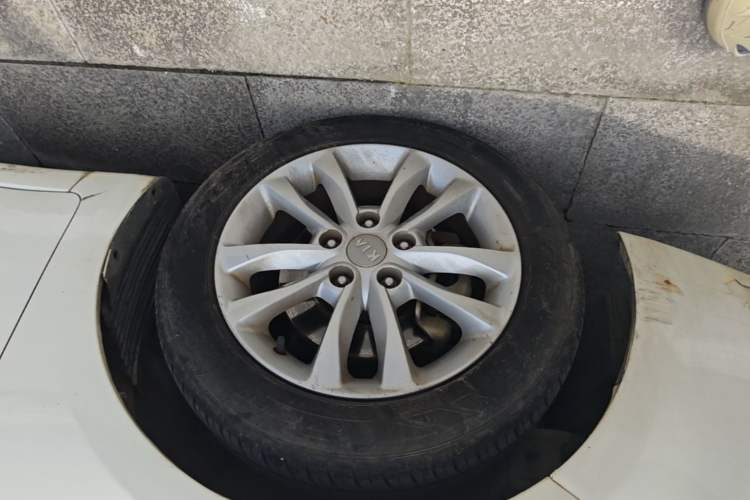 Used Kia K3 2016 1.6L Manual GLS Left Front Wheel Hub
