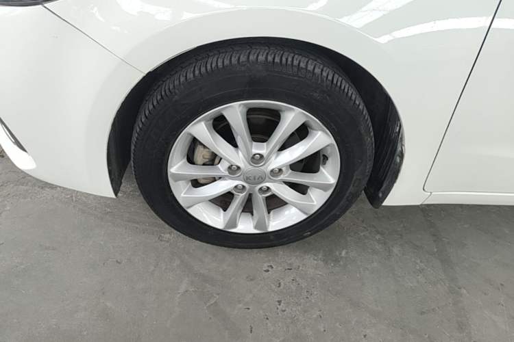 Used Kia K3 2016 1.6L Automatic GLS Left Front Wheel Hub