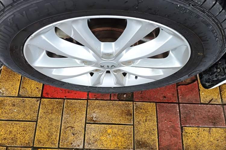 Used Kia K3 2016 1.6L Automatic GLS Left Front Wheel Hub