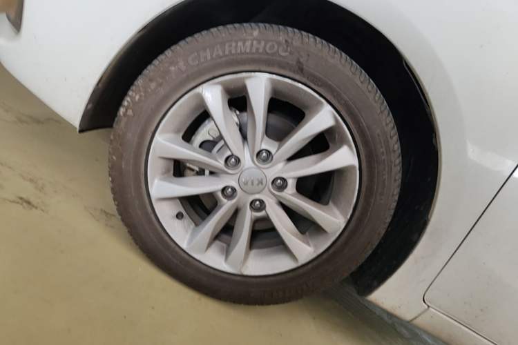 Used Kia K3 2016 1.6L Automatic GLS Left Front Wheel Hub