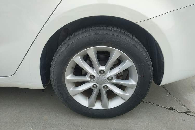 Used Kia K3 2016 1.6L Automatic GLS Left Rear Wheel Hub