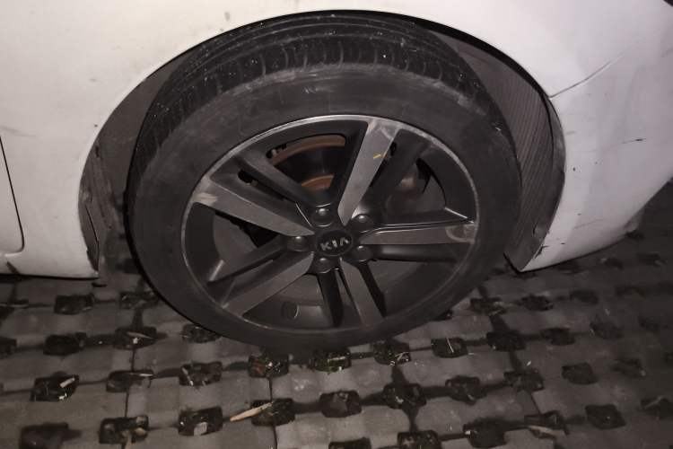 Used Kia K3 2016 1.6L Automatic GLS Right Front Wheel Hub