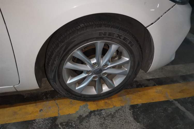 Used Kia K3 2016 1.6L Automatic GLS Right Front Wheel Hub
