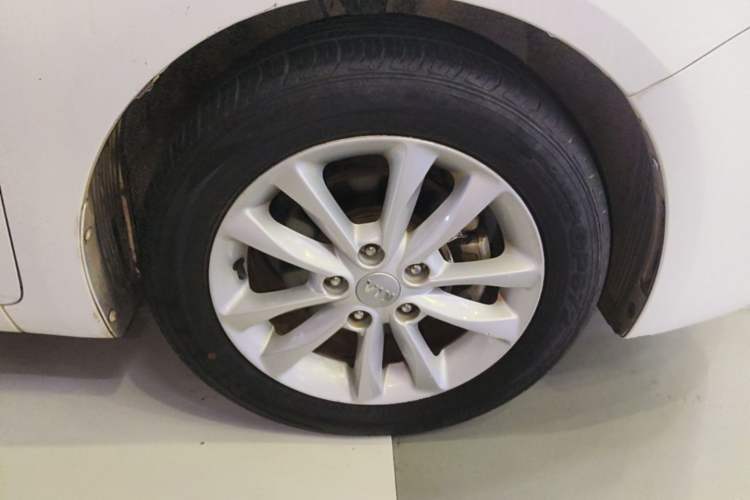 Used Kia K3 2016 1.6L Automatic GLS Right Front Wheel Hub