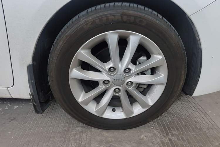 Used Kia K3 2016 1.6L Automatic GLS Right Front Wheel Hub