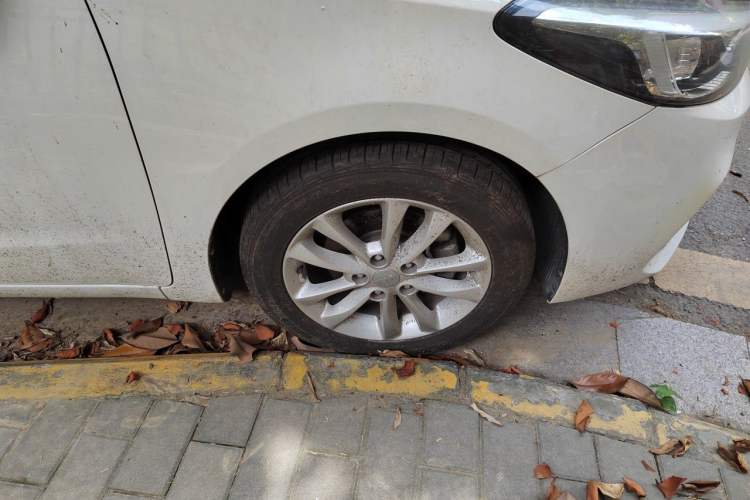 Used Kia K3 2016 1.6L Automatic GLS Right Front Wheel Hub