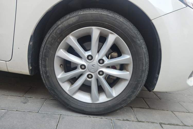 Used Kia K3 2016 1.6L Automatic GLS Right Front Wheel Hub