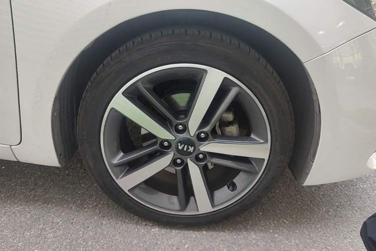 Used Kia K3 2016 1.6L Automatic GLS Right Front Wheel Hub