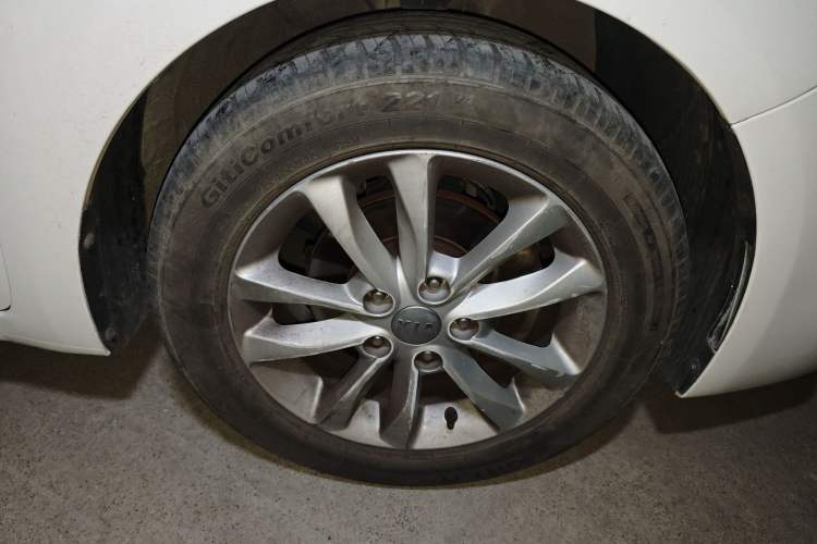 Used Kia K3 2016 1.6L Automatic GLS Right Front Wheel Hub