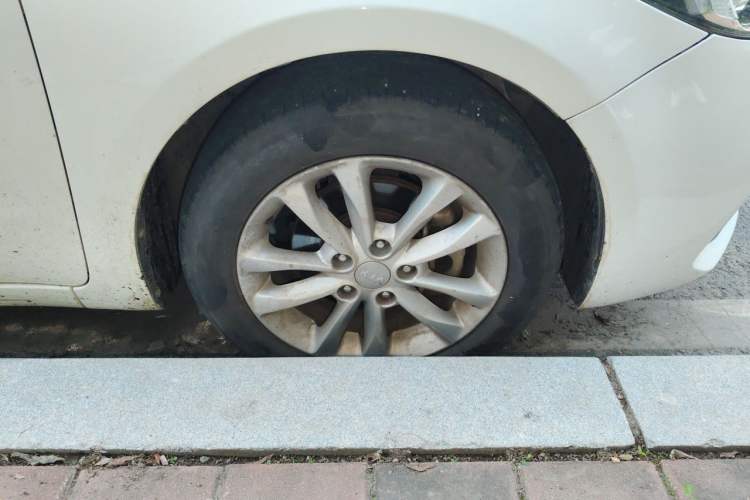 Used Kia K3 2016 1.6L Automatic GLS Right Front Wheel Hub