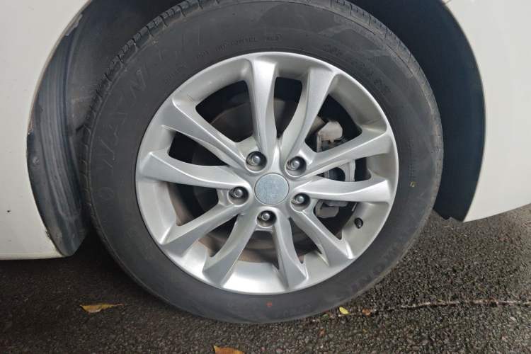Used Kia K3 2016 1.6L Automatic DLX Right Front Wheel Hub