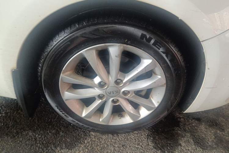 Used Kia K3 2016 1.6L Automatic GLS Right Front Wheel Hub