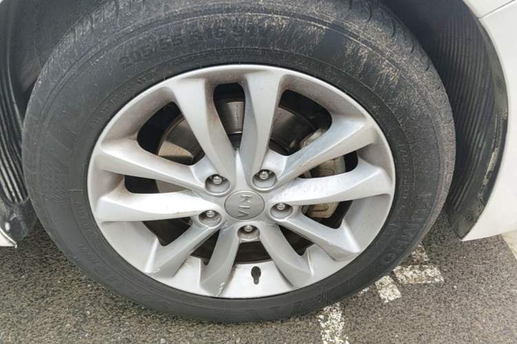 Used Kia K3 2016 1.6L Automatic with Sunroof Right Front Wheel Hub