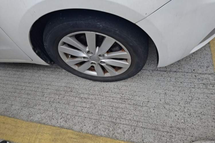 Used Kia K3 2016 1.6L Automatic GLS Right Front Wheel Hub