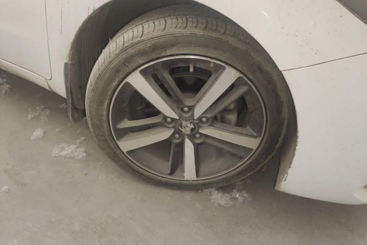 Used Kia K3 2016 1.6L Automatic Premium Right Front Wheel Hub